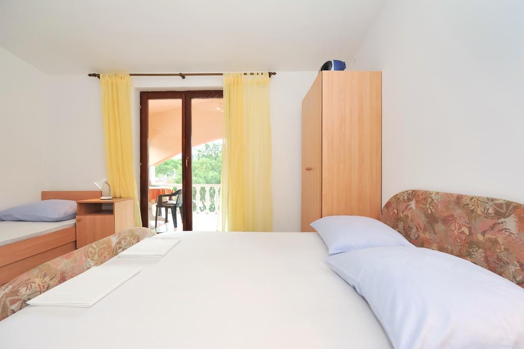 Apartments Marta Starigrad Paklenica Quarto foto