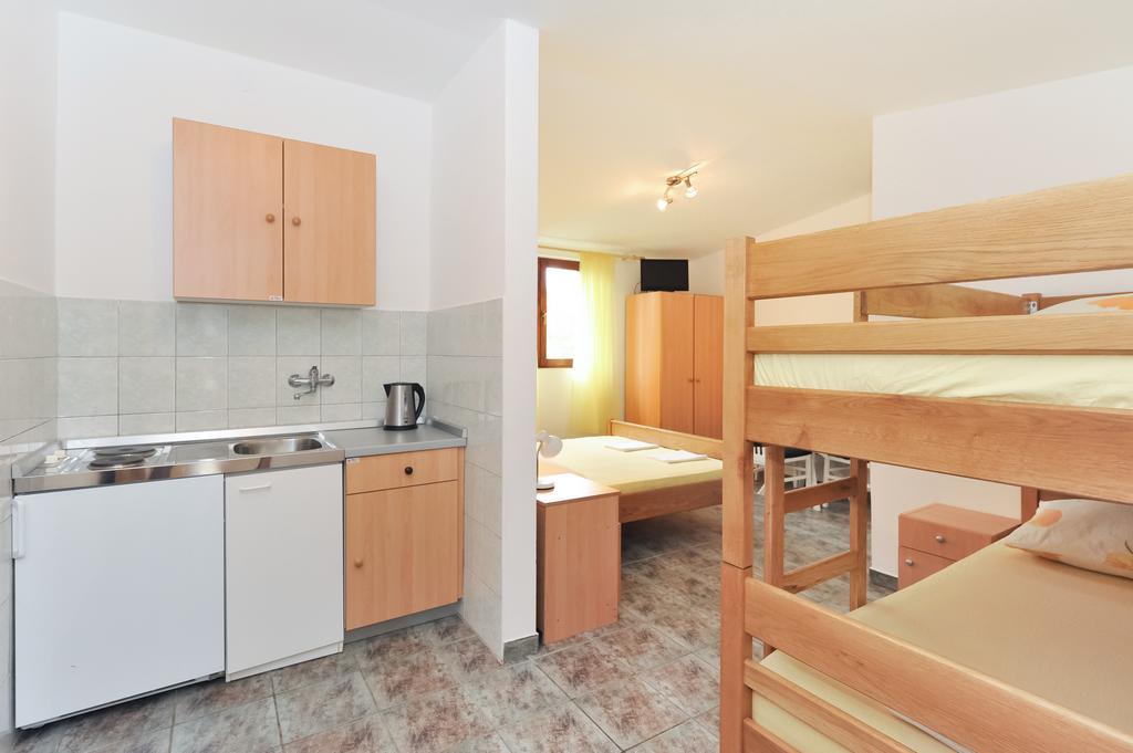 Apartments Marta Starigrad Paklenica Quarto foto